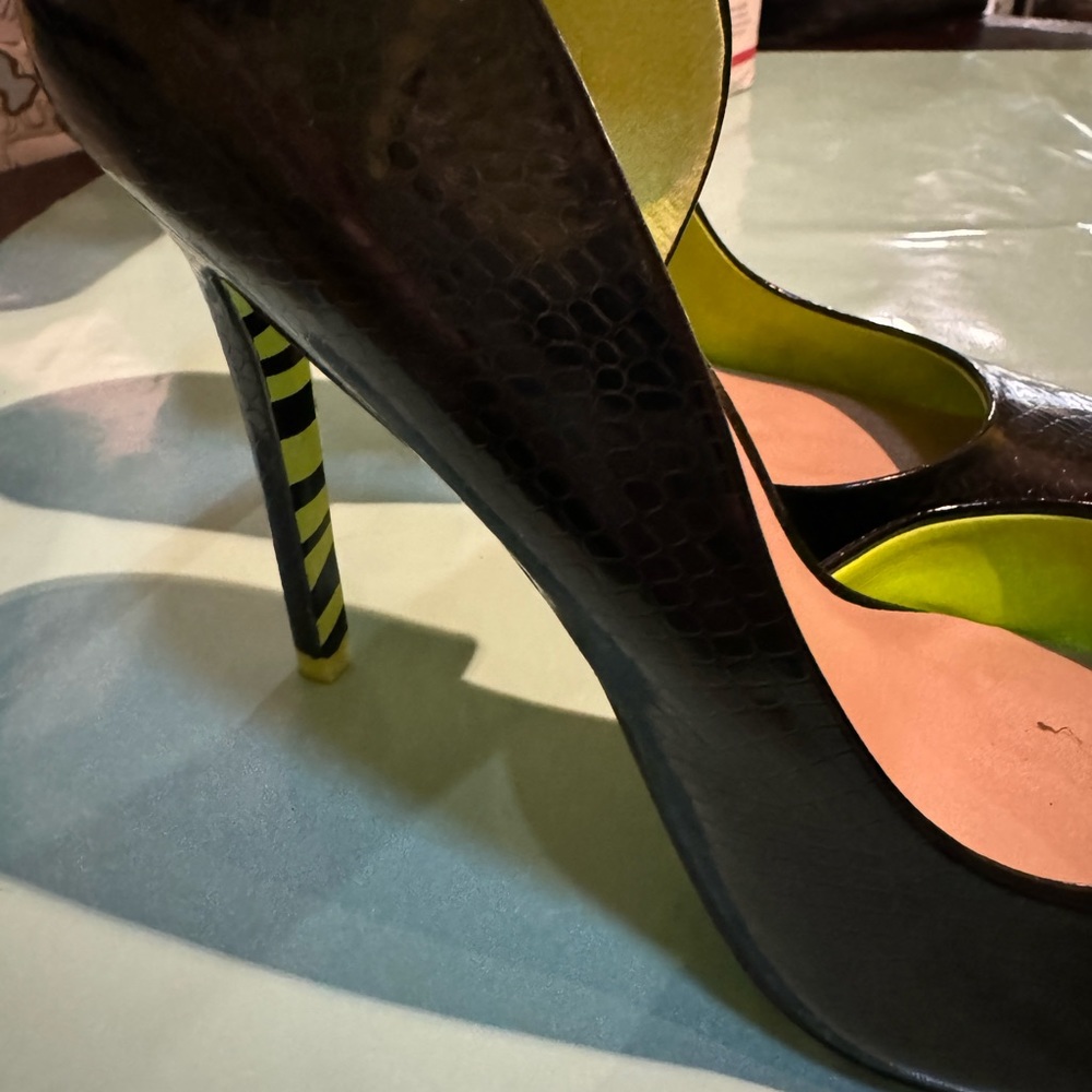 Lime green and black highhells - Picture 2 of 6